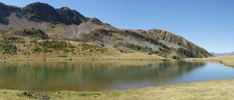 Disfruta de las vistas inmejorables de la Ruta del lago y pico del Estanyó
