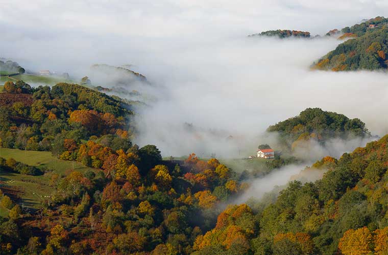 Las 15 localidades del Valle de Baztán ofrecen un atractivo encanto. Baztán rodeado por la niebla / Foto (cc): iloiola (Flickr)