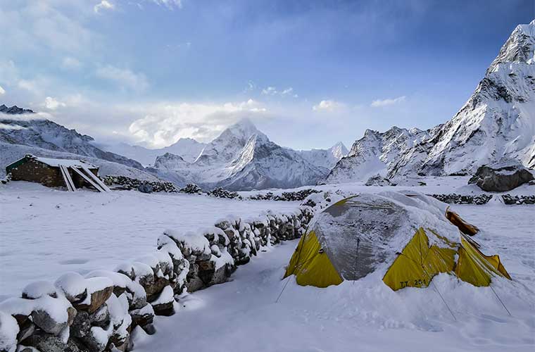 Cómo acampar en la nieve: consejos para sobrevivir a una noche de frío
