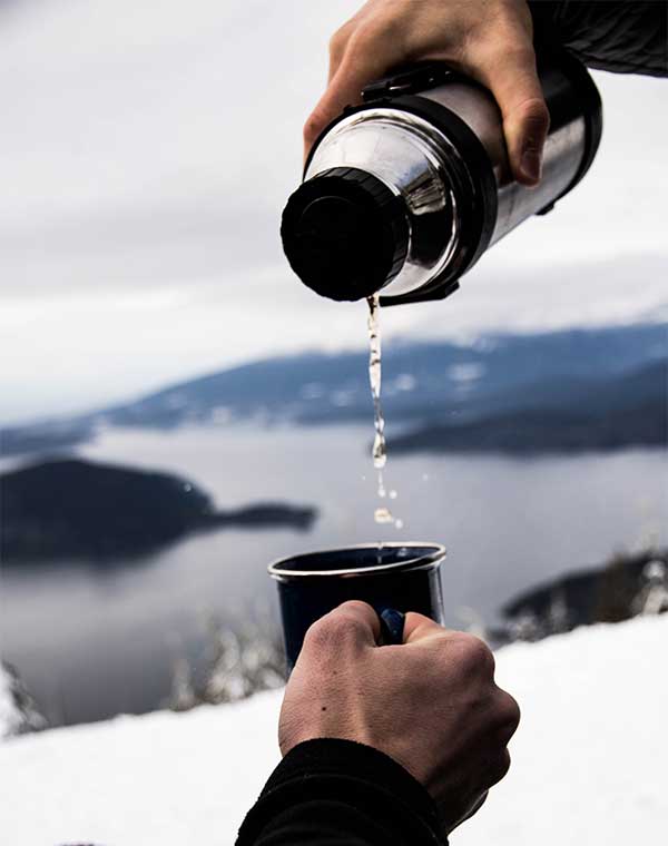 El falso mito del alcohol y el frío: el problema de suministrar alcohol a una personal con problemas de hipotermia. / Foto: Nathan Dumlao