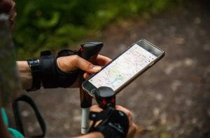 El móvil en la montaña: tu smartphone puede ser una gran herramienta cuando sales al outdoor / Foto: Antonio Grosz