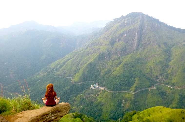 Persona meditando al aire libre