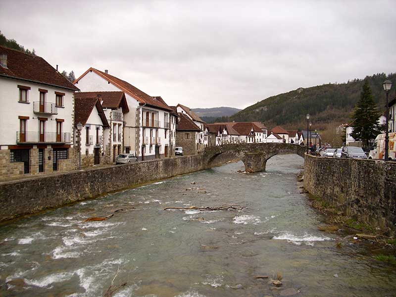 Puente medieval en Ochagavía / Foto: Javier Martinlo (CC-BY-SA-30)