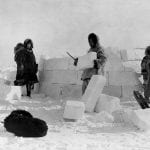 Foto de archivo de la construcción de un Iglú Inuit / Foto: Frank E