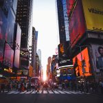 Times Square, New York, Estados Unidos_ by luca-bravo-unsplash_1200x900