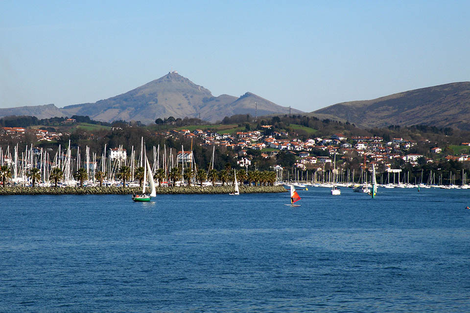 Mar Cantábrico. Larún de fondo.