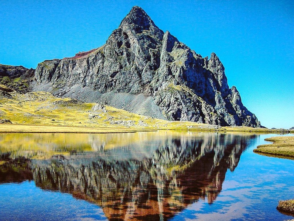 Pico del Anayet desde los Ibones del mismo nombre // Foto de @MontanasAqueras