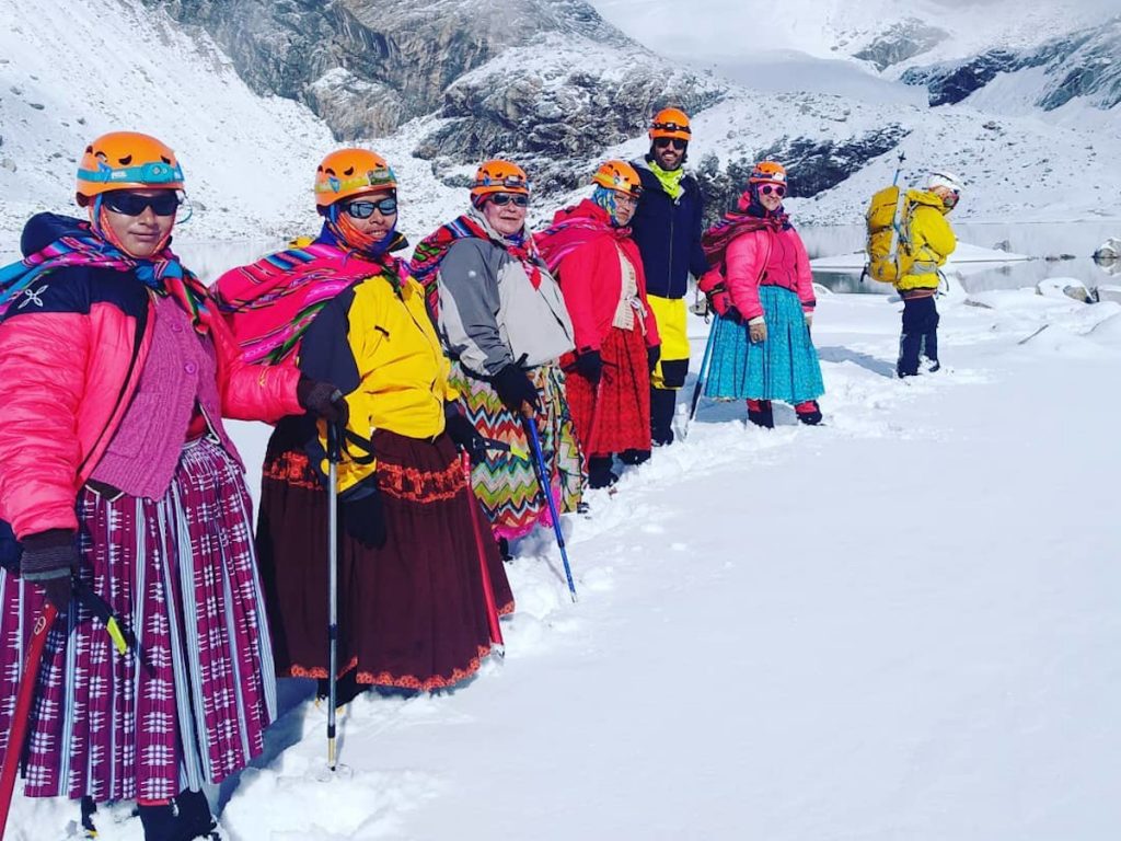 Las faldas (polleras) y mantas son lo más característico de su vestimenta. / Foto: @cholitasescaladoras (Instagram)