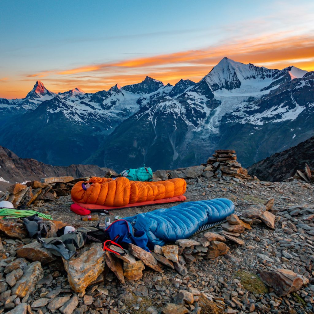Vivac en mitad de una escalada alpina. Foto: Sylvain Mauroux (unsplash)