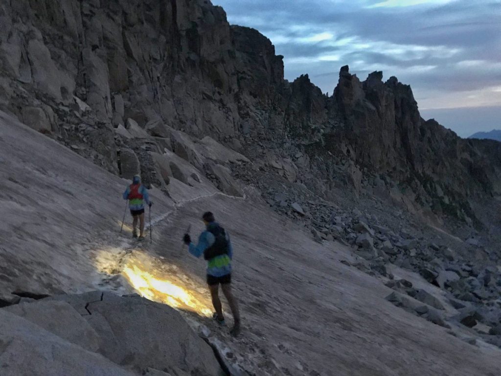 Bajando del Aneto en dirección al Portillón Superior, con las primeras luces del día, "en ese momento llevábamos unas 6h, 22 km y +2.300 m".