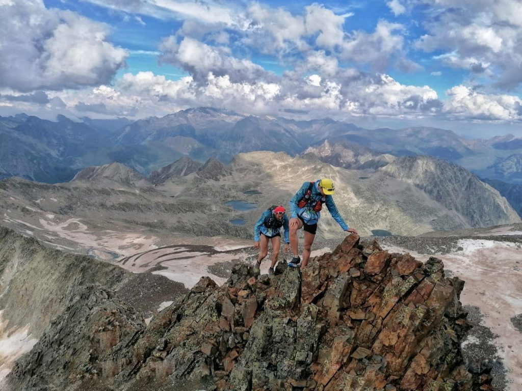 Cresta al Posets. Llegando a la cima y por lo tanto, consiguiendo encadenar las 3 cimas más emblemáticas del valle de Benasque. "Ya llevábamos más de 60 km y 5.700 m+, pero cada vez veíamos más cerca el final y el objetivo". Foto cedida.