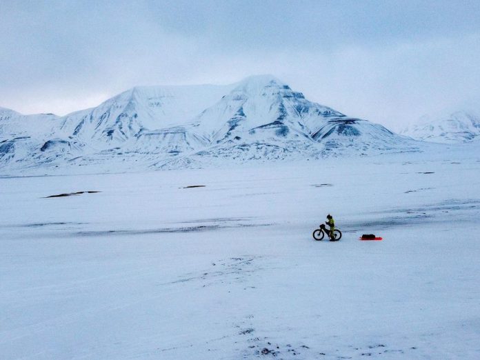 Omar Di Felice explorando Svalbard durante su vuelta al mundo artica. Foto Omar Di Felice