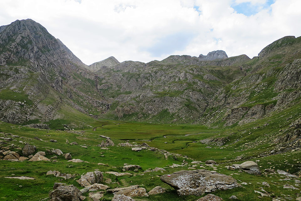 Plana Mistresa De izquierda a derecha, Bisaurín (2670m), collado de Secús (2401m), Peña del Mediodia (2514m) y Sierra de Bernera.