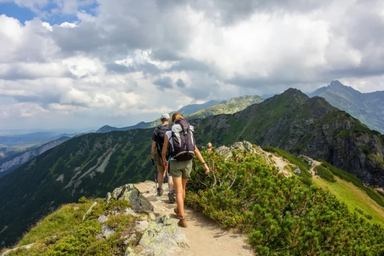 De la ciudad a la montaña 8 cosas que usamos a diario y también nos ayudan en nuestras rutas / Foto: Hennadii Hryshyn (Unsplash)